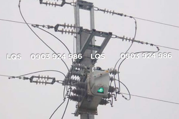 Lắp đặt cầu dao phụ tải trung thế ABB loại người trời