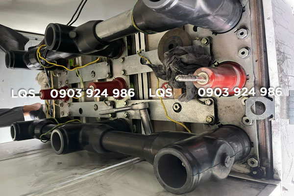 Vệ sinh phần đầu cáp và thanh cái tủ trung thế Schneider